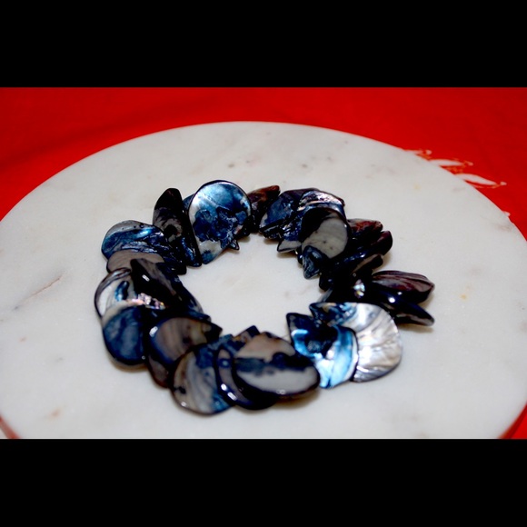 Blue Shell Bracelet - Picture 2 of 3
